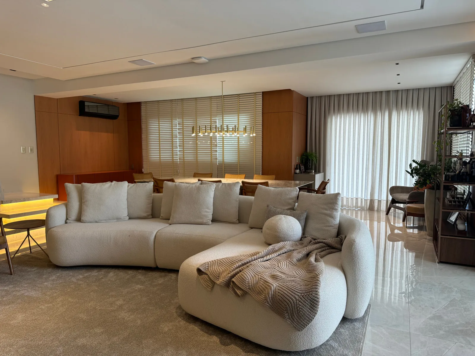 Quarto com cortina blackout sob medida